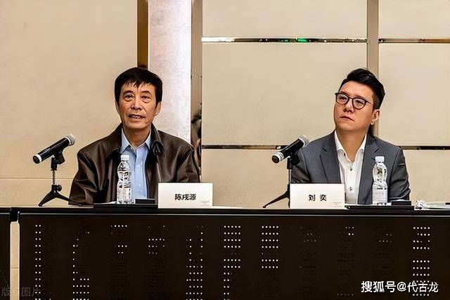 他把身后的书筒拿到身前，在里面一通翻找，最后找出一只油纸包。